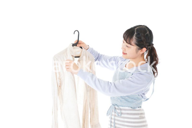 服を洗濯する若い主婦