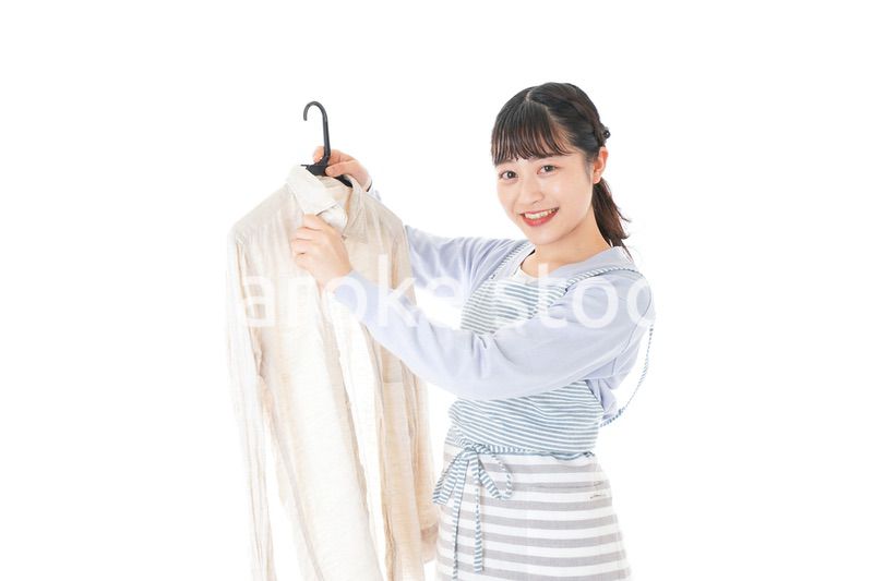 服を洗濯する若い主婦