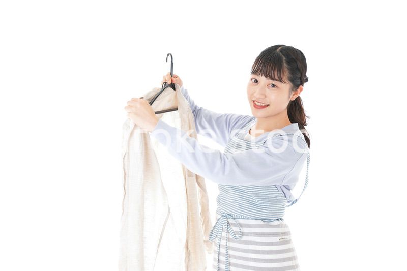 服を洗濯する若い主婦