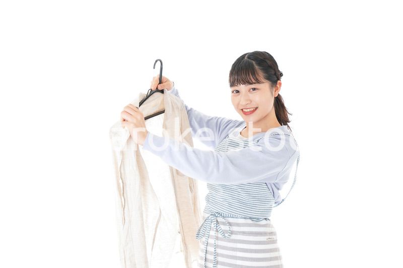 服を洗濯する若い主婦