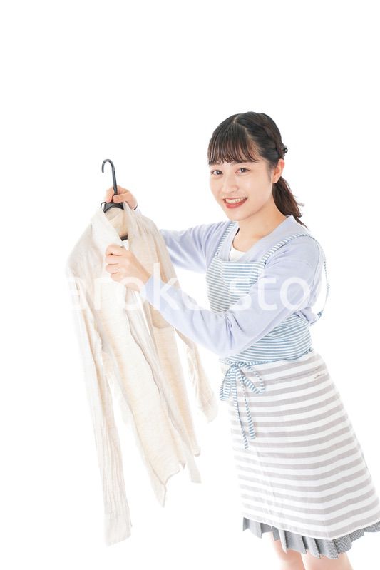 服を洗濯する若い主婦