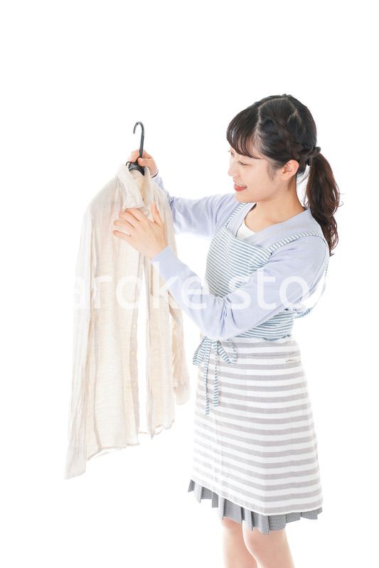 服を洗濯する若い主婦