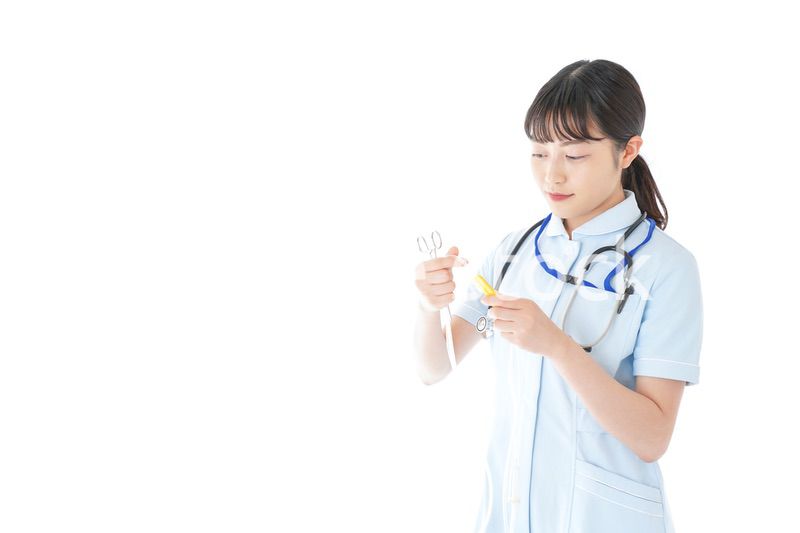 医療機器を使う若い看護師