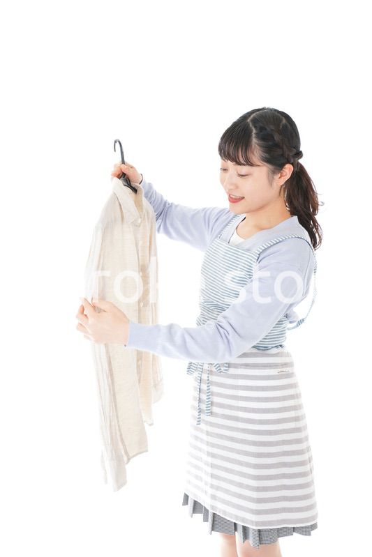 服を洗濯する若い主婦