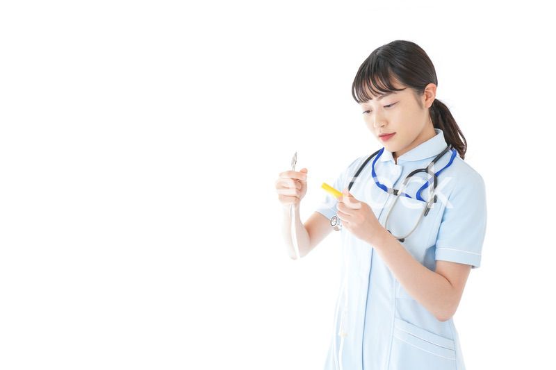 医療機器を使う若い看護師