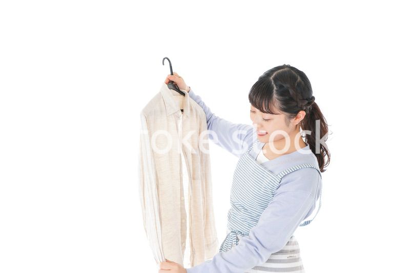 服を洗濯する若い主婦