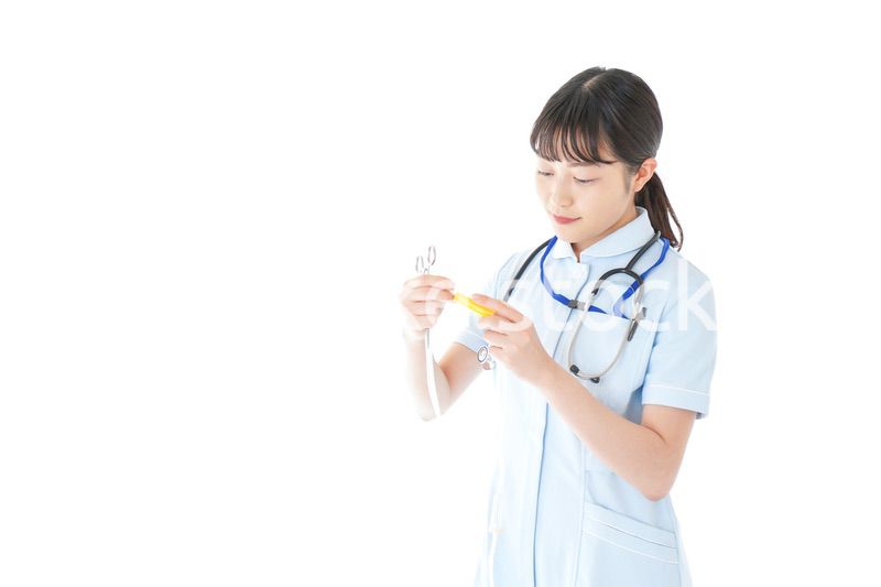 医療機器を使う若い看護師