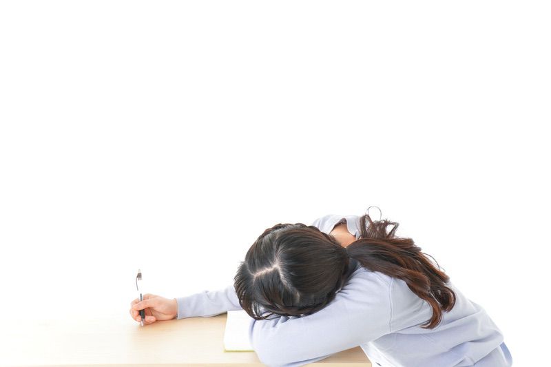 勉強をサボる若い女子学生