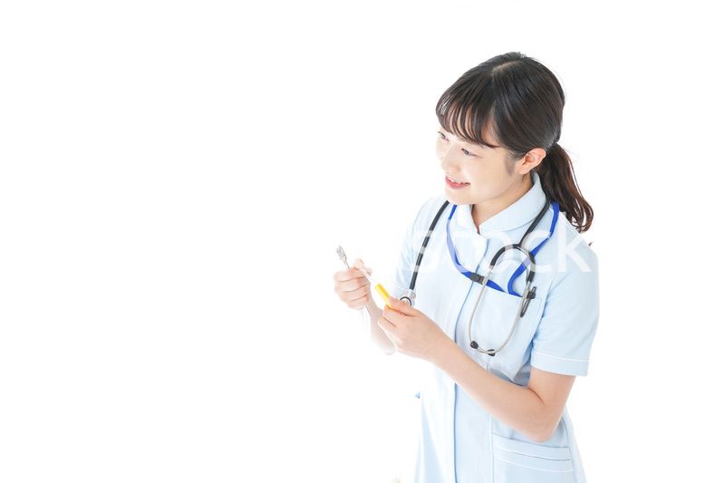 医療機器を使う若い看護師
