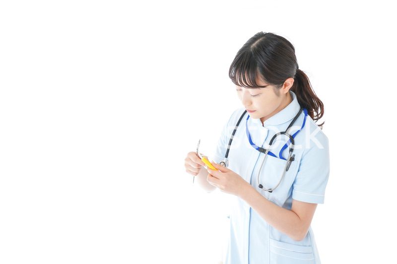 医療機器を使う若い看護師