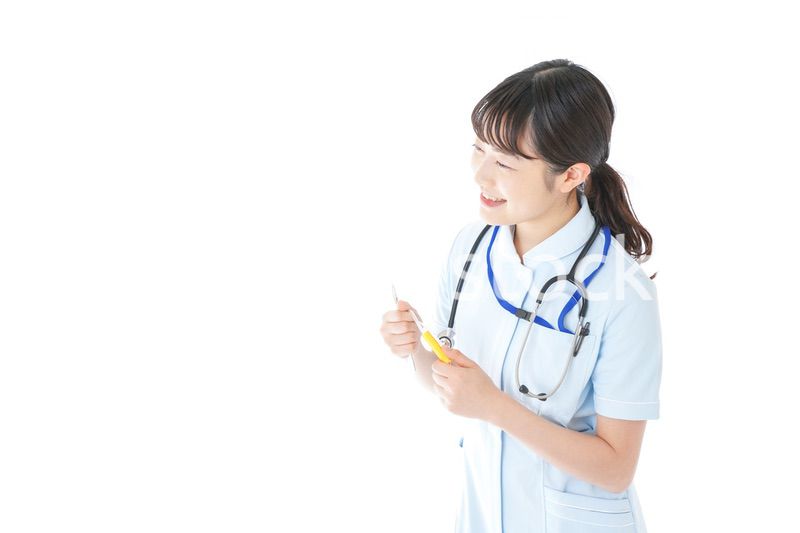 医療機器を使う若い看護師