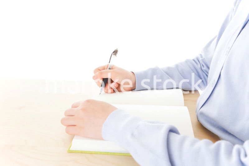 授業を受ける若い女子学生