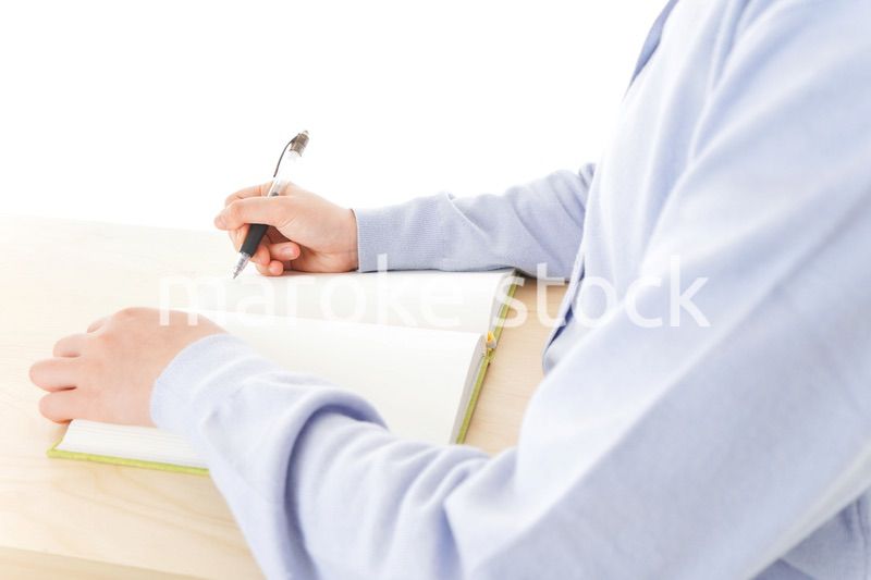 授業を受ける若い女子学生