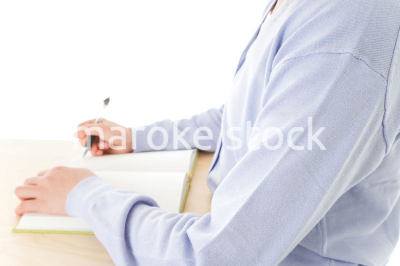 授業を受ける若い女子学生