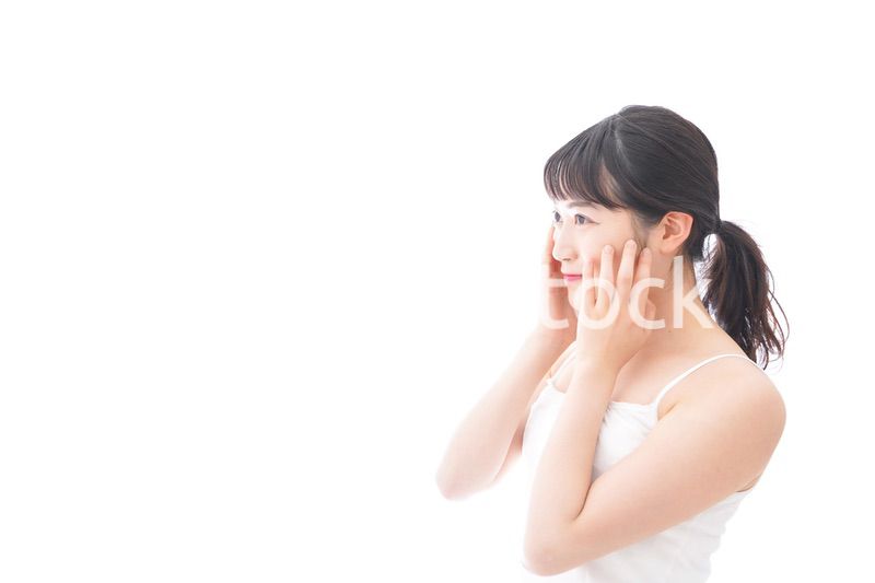 フェイシャルケアをする若い女性
