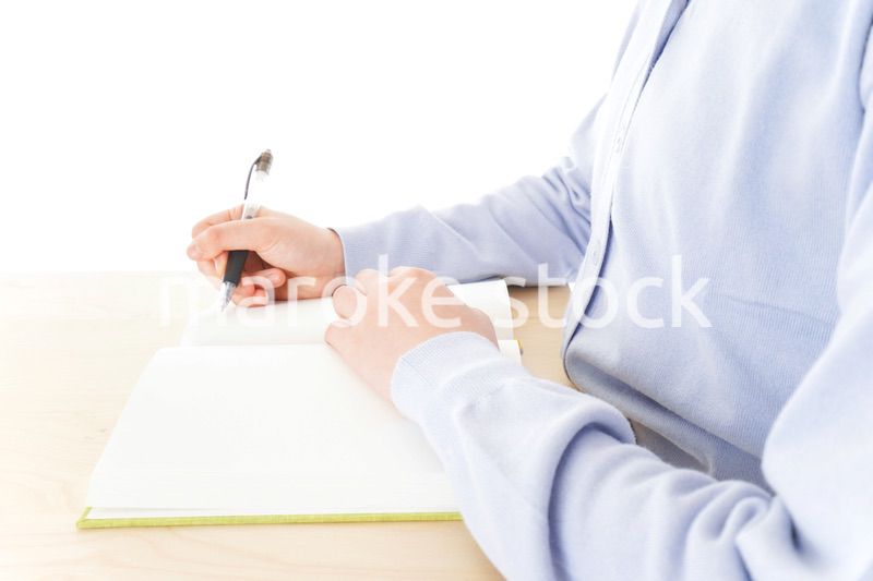 授業を受ける若い女子学生