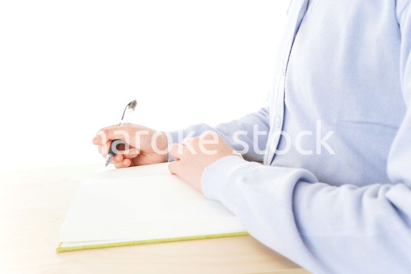 授業を受ける若い女子学生