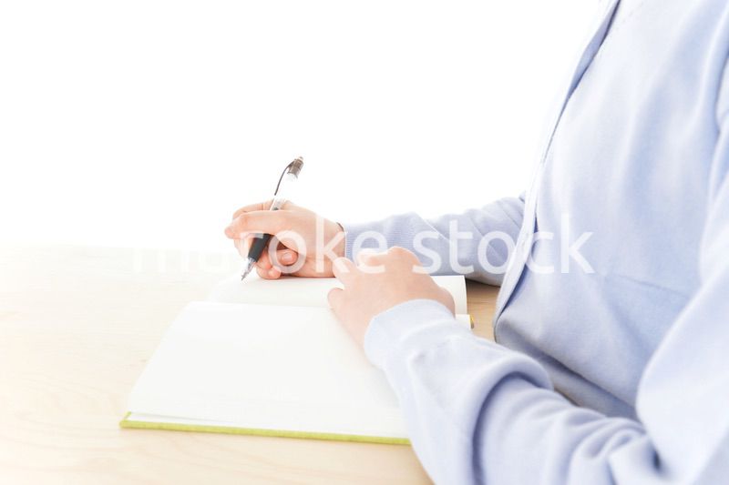 授業を受ける若い女子学生