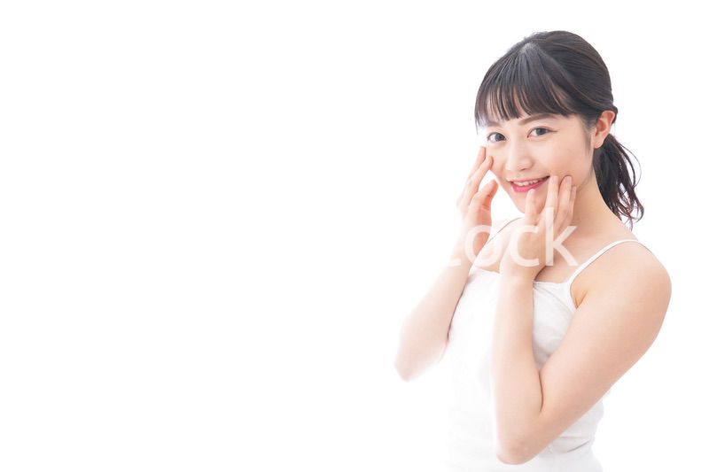 フェイシャルケアをする若い女性