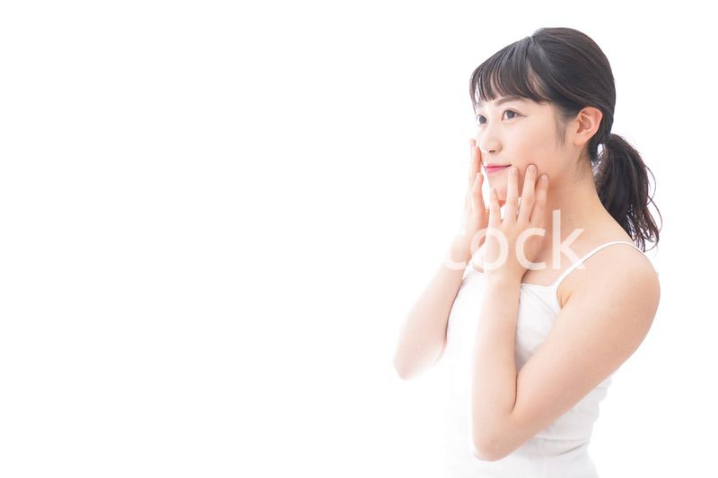 フェイシャルケアをする若い女性