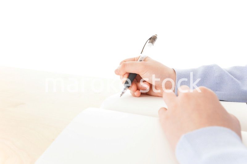 授業を受ける若い女子学生