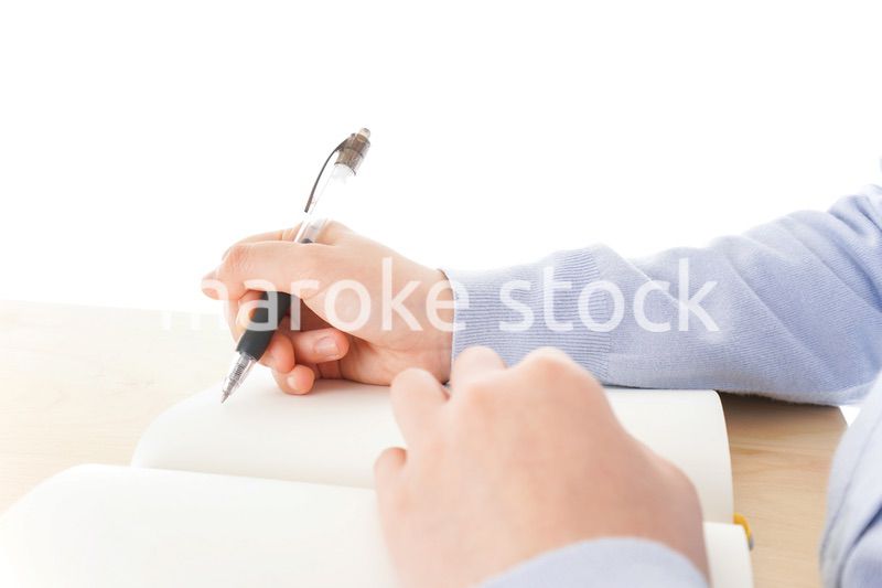 授業を受ける若い女子学生