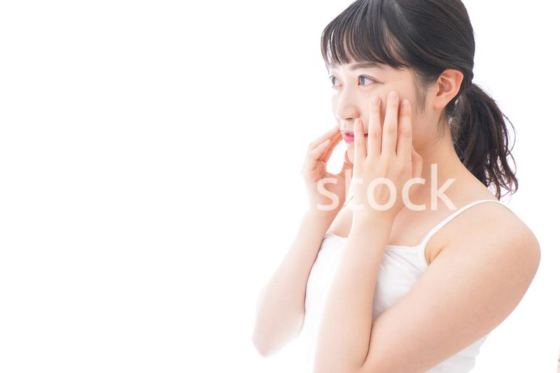 フェイシャルケアをする若い女性