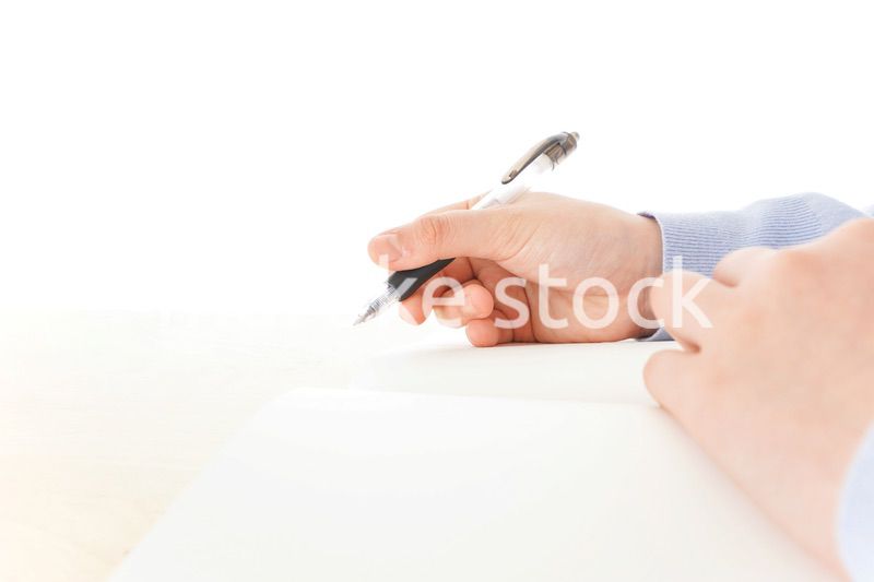 授業を受ける若い女子学生