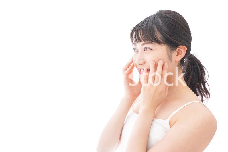 スキンケア・メイクをする若い女性