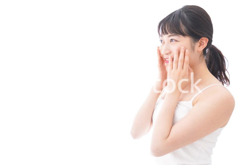 フェイシャルケアをする若い女性