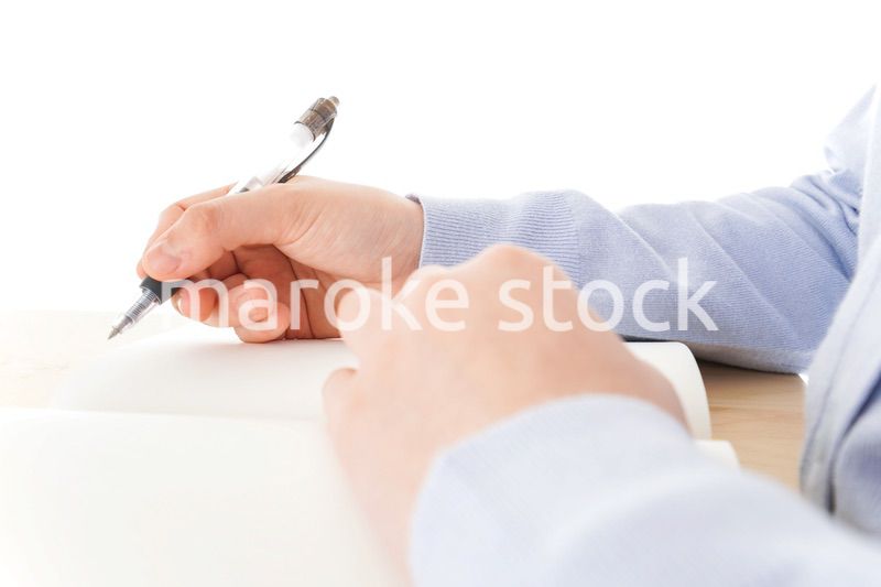 授業を受ける若い女子学生