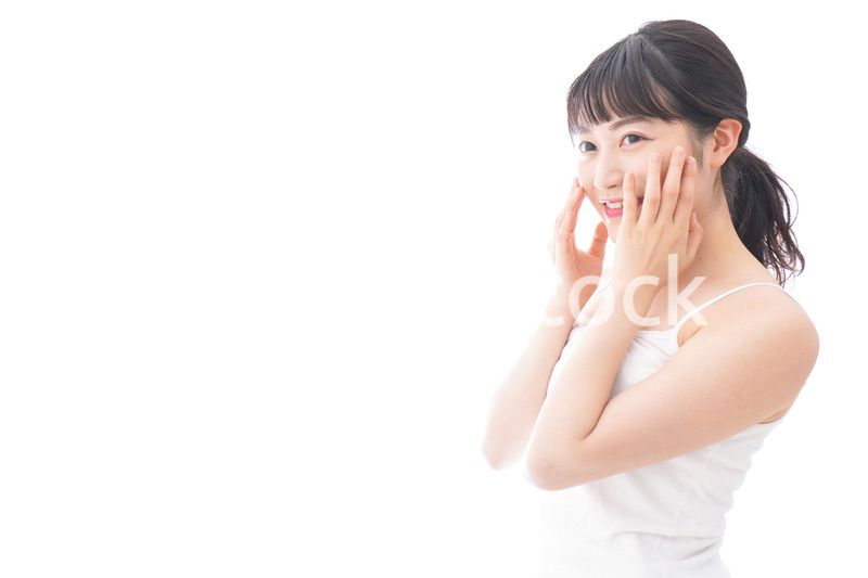 フェイシャルケアをする若い女性