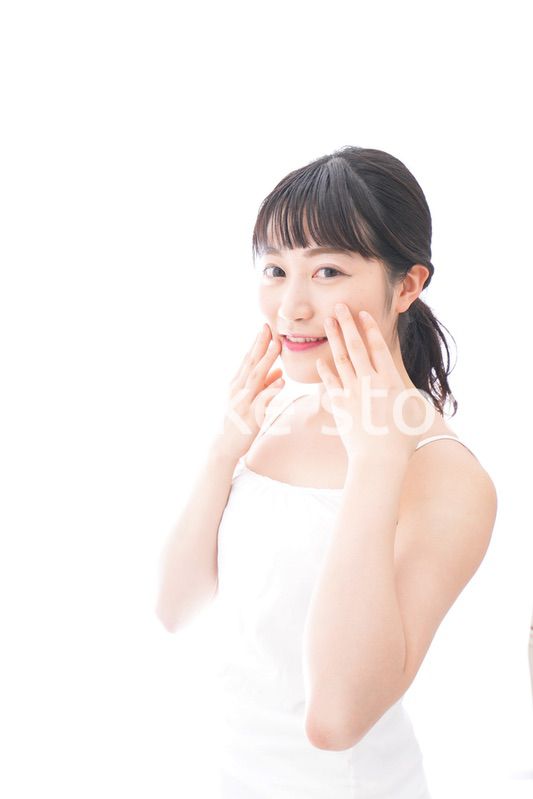 フェイシャルケアをする若い女性