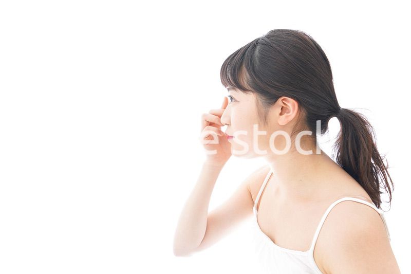 コンタクトレンズを装着する若い女性