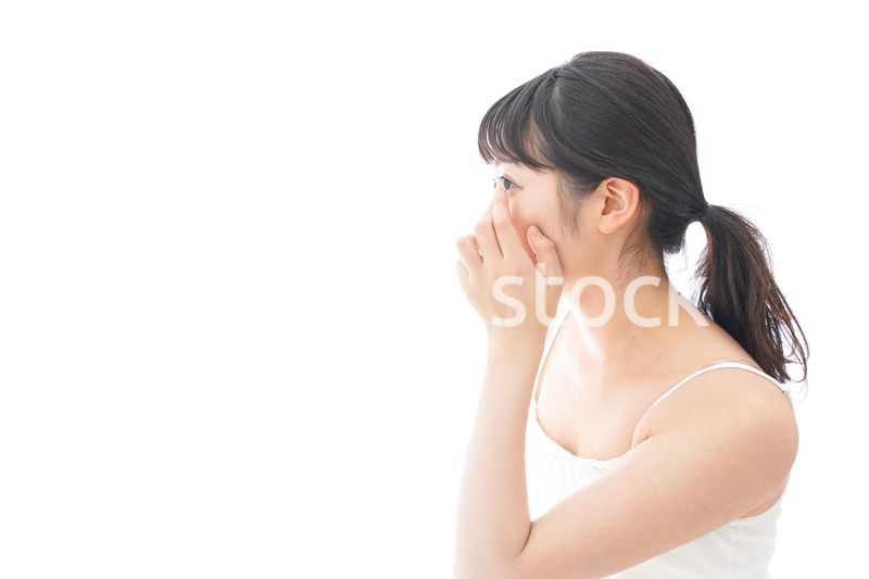 コンタクトレンズを装着する若い女性