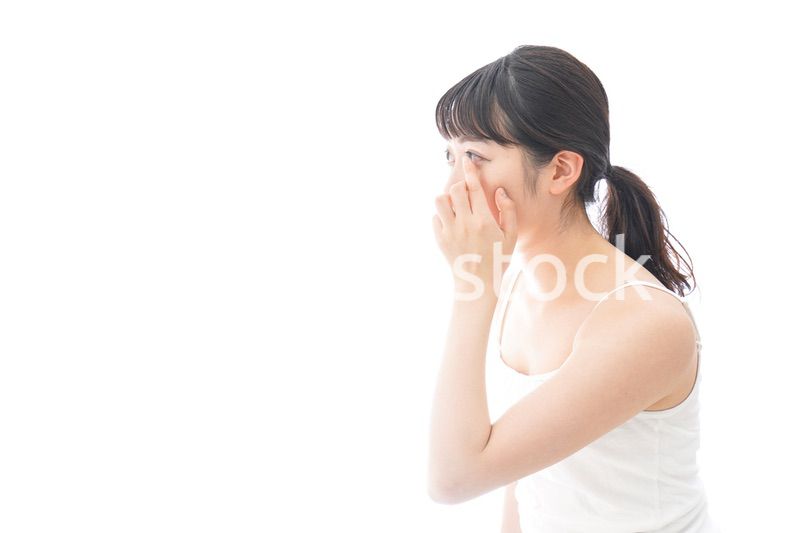 コンタクトレンズを装着する若い女性