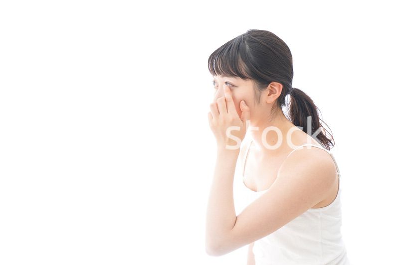 コンタクトレンズを装着する若い女性