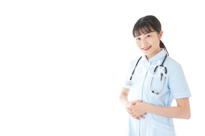 挨拶をする若い看護師