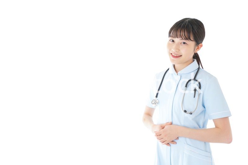 挨拶をする若い看護師