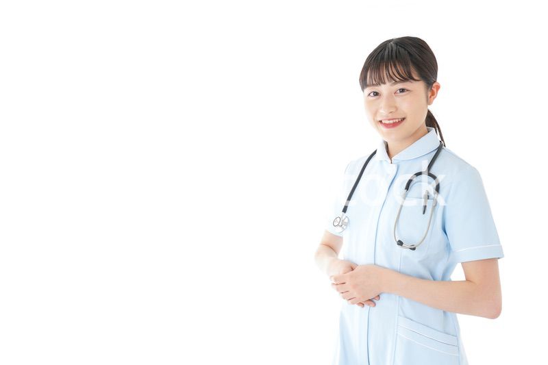 挨拶をする若い看護師