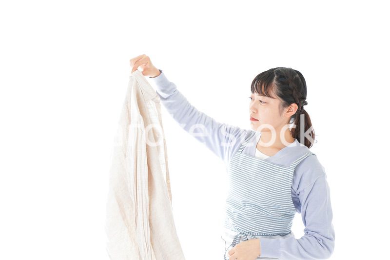 洗濯物を臭う若い女性