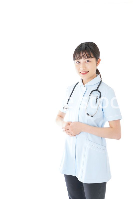 挨拶をする若い看護師