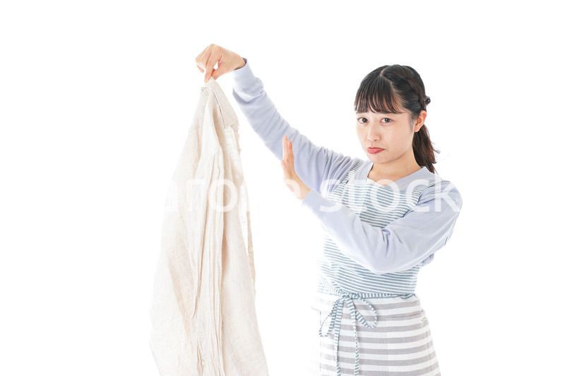 洗濯物を臭う若い女性