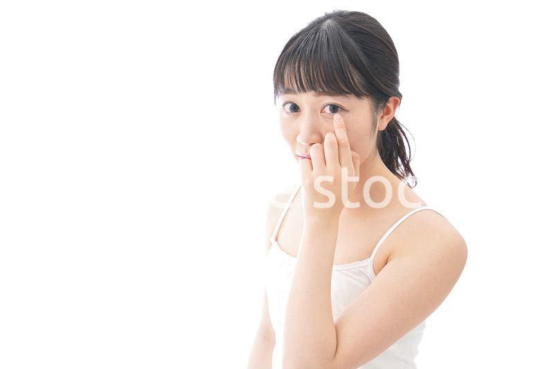 コンタクトレンズを装着する若い女性