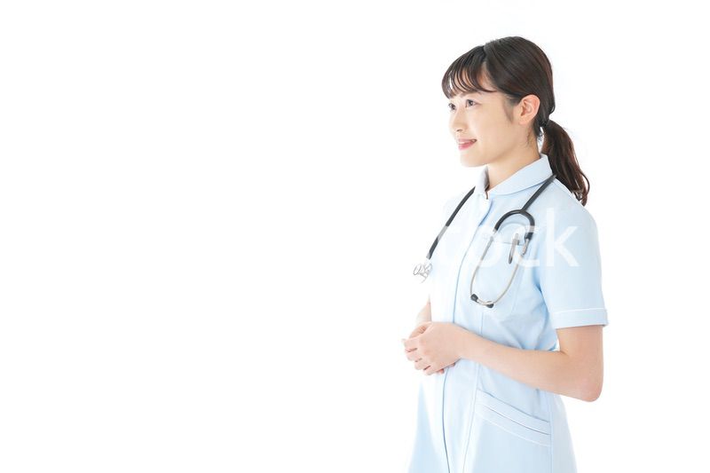 挨拶をする若い看護師