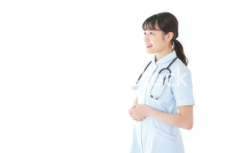 挨拶をする若い看護師