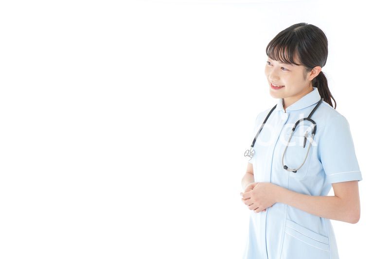 挨拶をする若い看護師