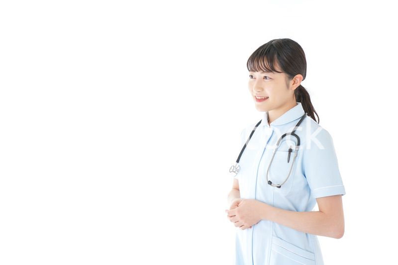 挨拶をする若い看護師