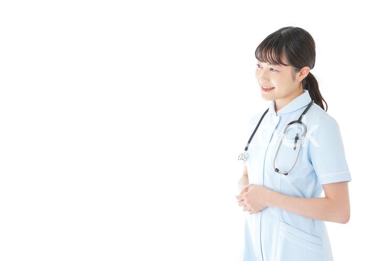 挨拶をする若い看護師