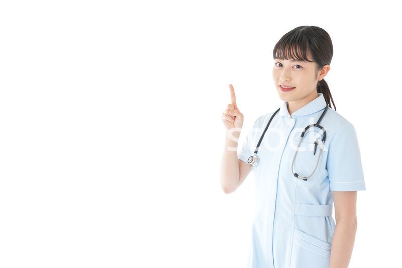 ポイントを指差す若い看護師